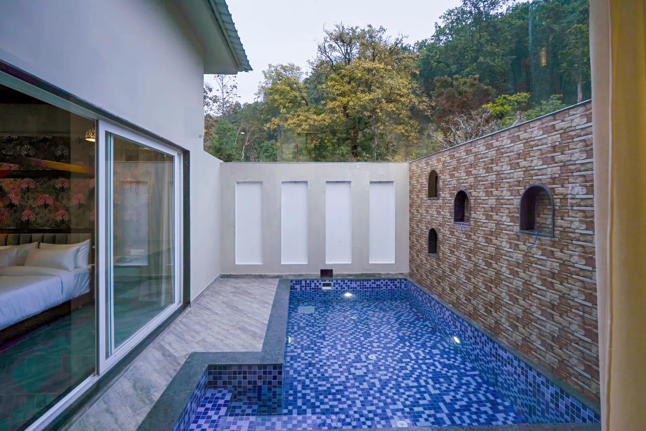 vana suite pool